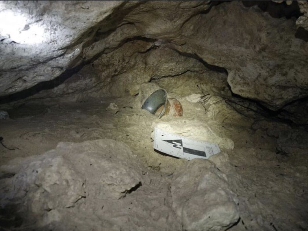 Recuperan tesoro maya en una cueva en Playa del Carmen; vasija tipo chocolatera fue fechada hacia el periodo Preclásico Tardío (300 a.C.-250 d.C.)