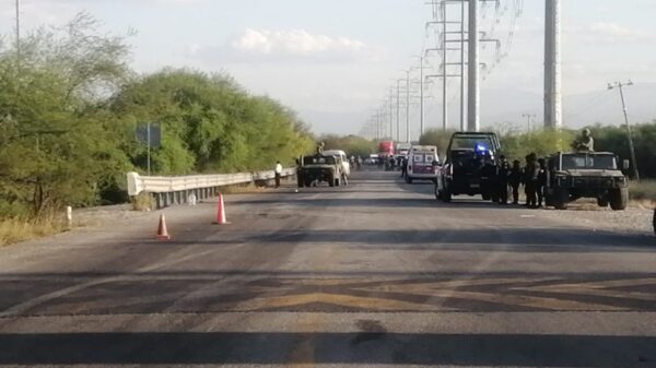 Vuelca camioneta con inmigrantes en Nuevo León; hay 5 fallecidos.