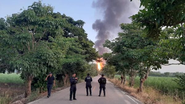 Explota ducto de Pemex en comunidad sureña de Veracruz.