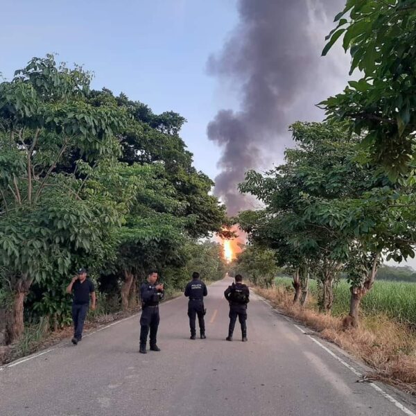 Explota ducto de Pemex en comunidad sureña de Veracruz.