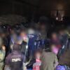 Aseguran a 225 inmigrantes en una bodega en Edomex.