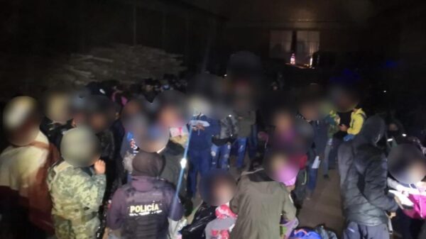 Aseguran a 225 inmigrantes en una bodega en Edomex.