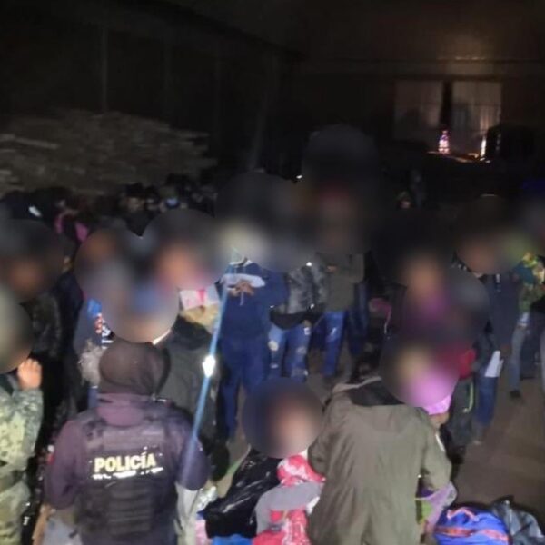 Aseguran a 225 inmigrantes en una bodega en Edomex.
