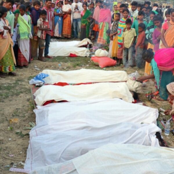 Mueren 42 personas en India por consumir alcohol adulterado.