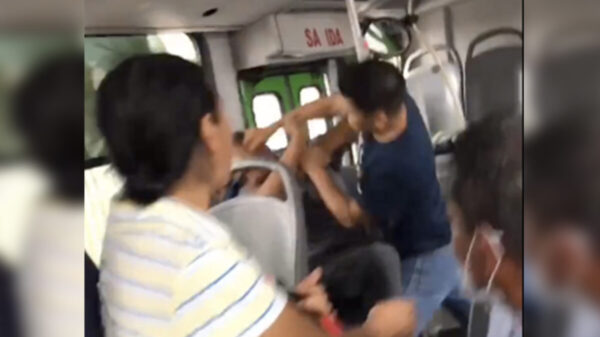 Pasajero propina golpiza a acosador en camión de Monterrey