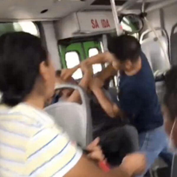 Pasajero propina golpiza a acosador en camión de Monterrey