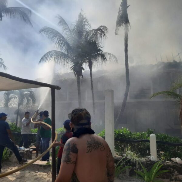 Cuantiosos daños por incendio en el hotel Amaité de Holbox.
