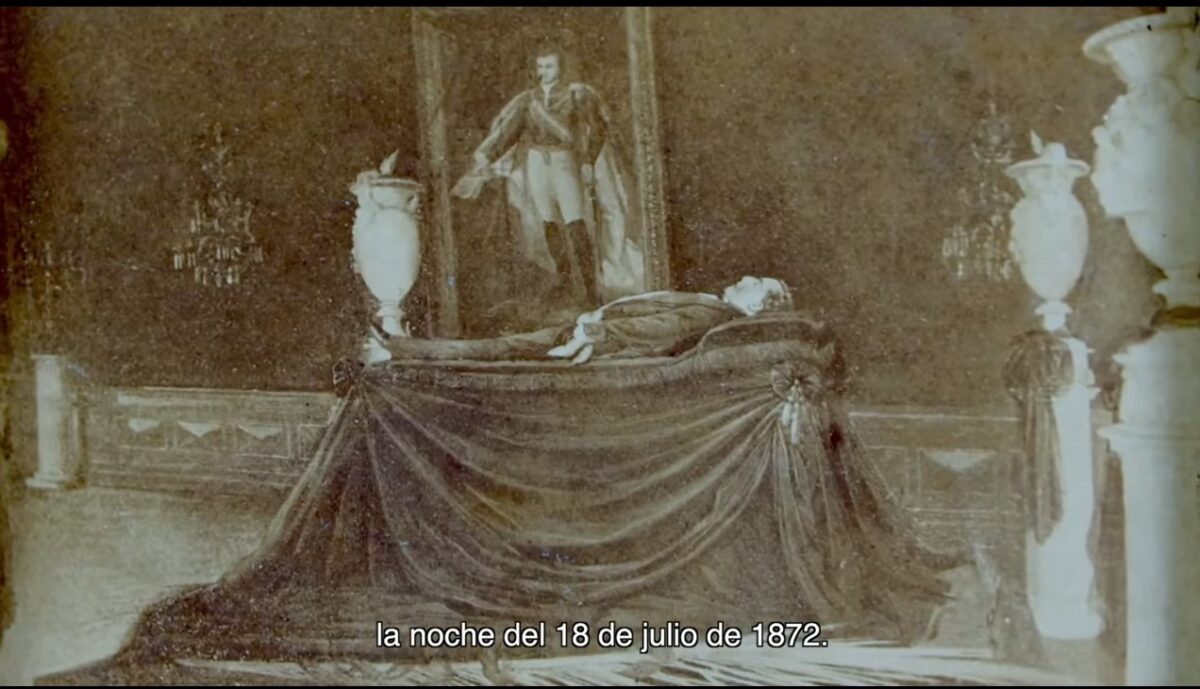 El Presidente Benito Juárez en su lecho de muerte, irónicamente al fondo un retrato del autonombrado emperador de México, Agustín de Iturbide.