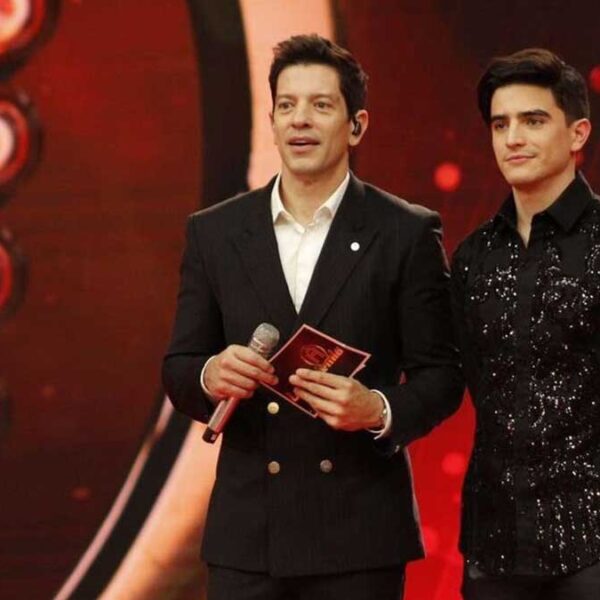 Jueces de "La Academia: 20 años" rescatan a Santiago de la expulsión