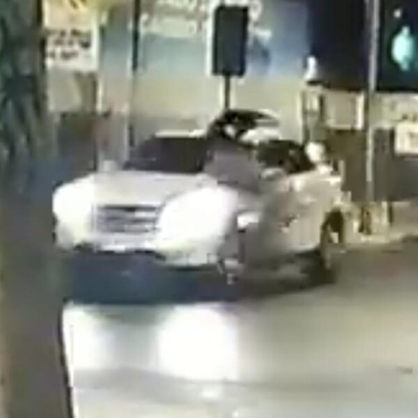 Mujer evita robo de camioneta arrollando a ladrón