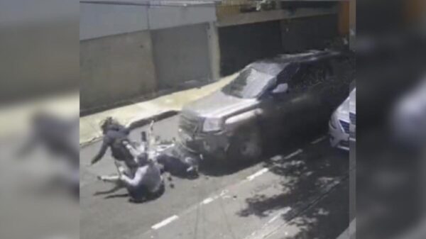 Víctima de asalto toma venganza y arrolla a ladrones