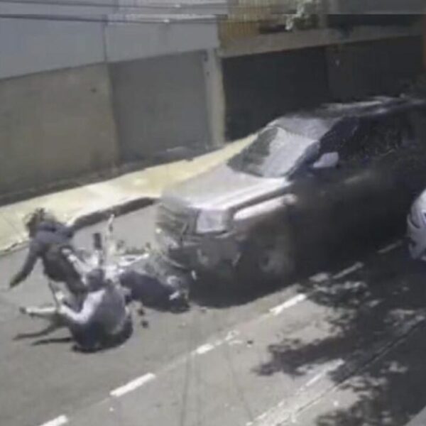 Víctima de asalto toma venganza y arrolla a ladrones