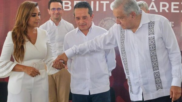 Mara acompaña a AMLO en histórico arranque de obras en Cancún.