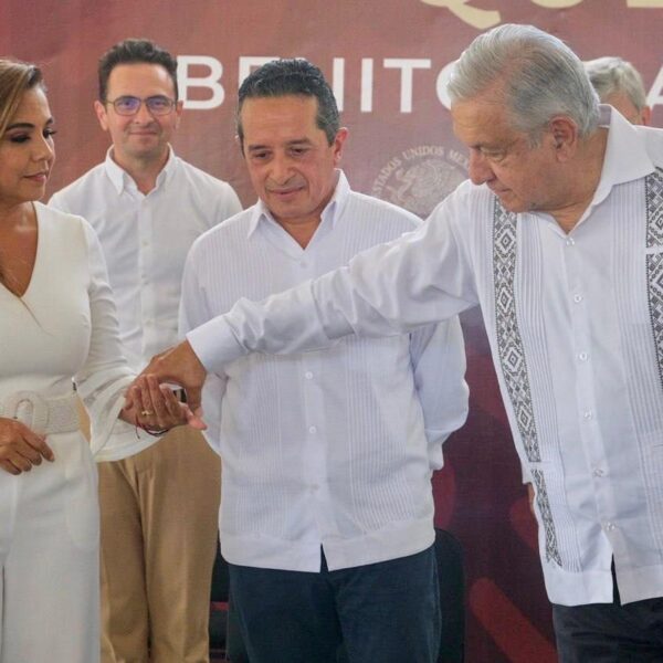 Mara acompaña a AMLO en histórico arranque de obras en Cancún.