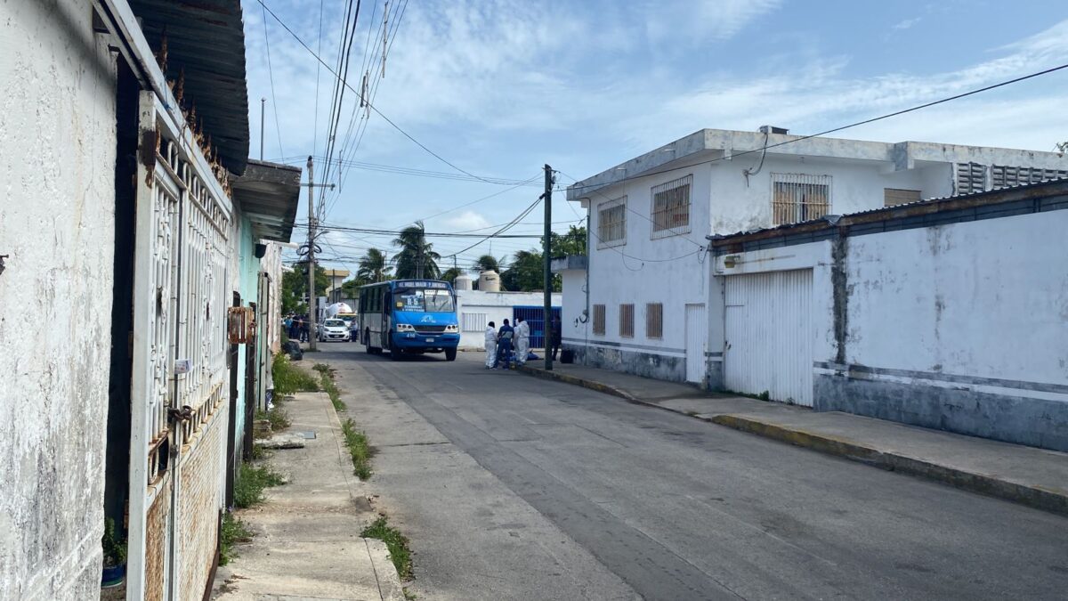 Muere motociclista en un choque en la Supermanzana 66 de Cancún (VIDEO); se impactó en el costado de un camión de Autocar.