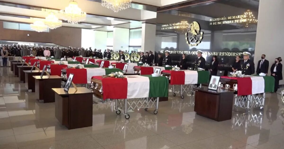 La ceremonia se realizó en la Ciudad de México. Los marinos murieron el viernes al desplomarse su helicóptero, luego de participar en la captura del narcotraficante Rafael Caro Quintero.