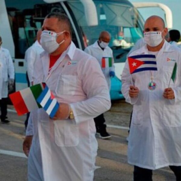 Llegan primeros médicos cubanos a México tras acuerdo con La Habana