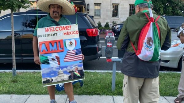 Serenatas reciben a AMLO, van “nomás pa’ ver al viejo”