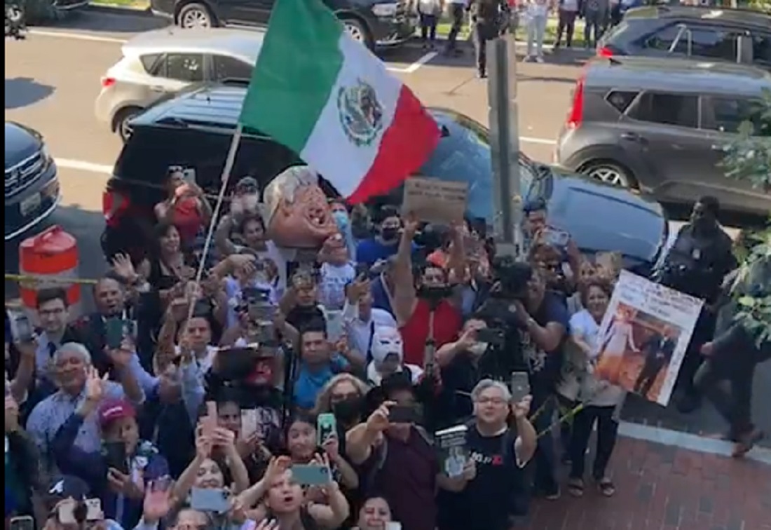 Decenas de migrantes reciben al presidente López Obrador entre vitores y elogios a su labor como mandatario de México.