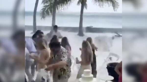 Intenso oleaje arruina lujosa boda en Hawái