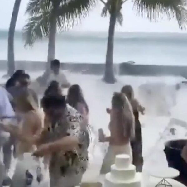 Intenso oleaje arruina lujosa boda en Hawái