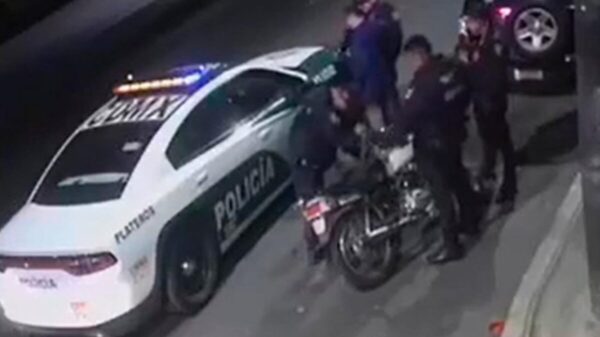 Exhiben a policías sembrando droga y los suspenden