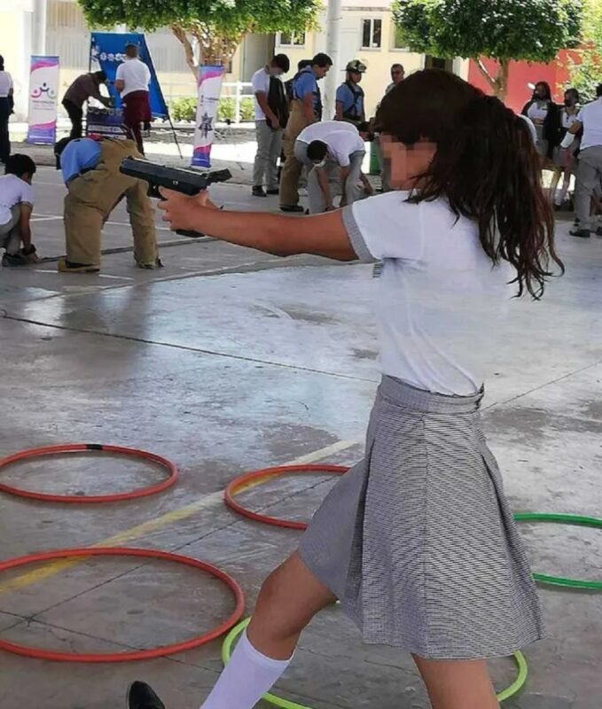 Padres y madres de familia que denunciaron lo ocurrido dijeron no haber sido informados previamente por las autoridades de la escuela sobre la visita de los elementos de estas corporaciones del Gobierno municipal de Purísima, que encabeza el panista Roberto García Urbano, y mucho menos en qué consistirían “las pláticas”.