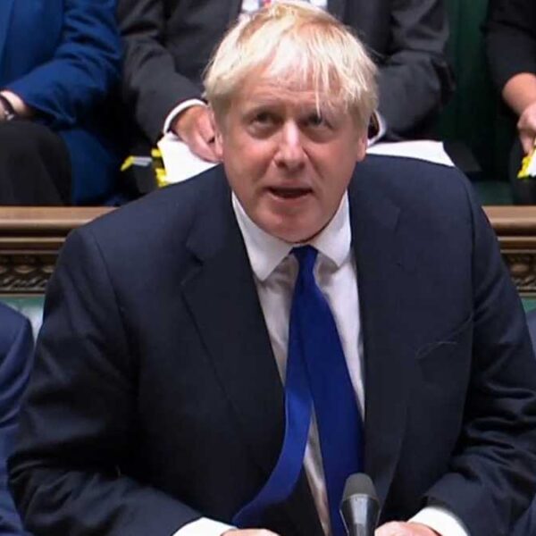 'Hasta la vista, Baby'; así se despido Boris Johnson del Parlamento Británico.