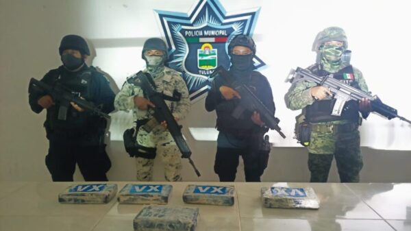 Recalan cinco paquetes de cocaína en playa de Tulum.