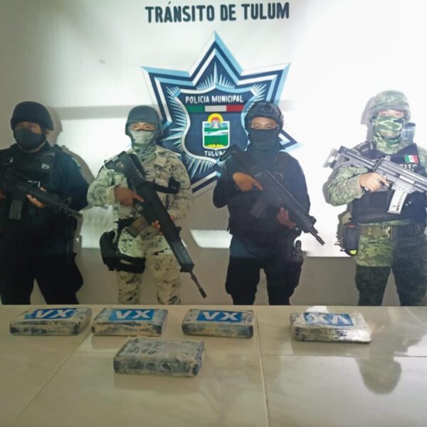 Recalan cinco paquetes de cocaína en playa de Tulum.