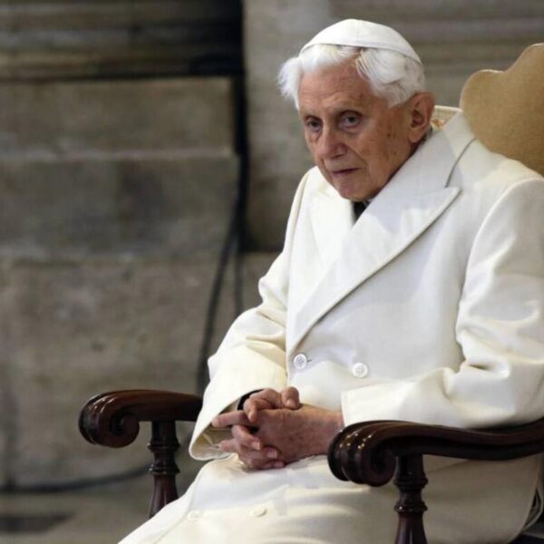 Falsa muerte de papa Ratzinger difundida por periodista sin credibilidad