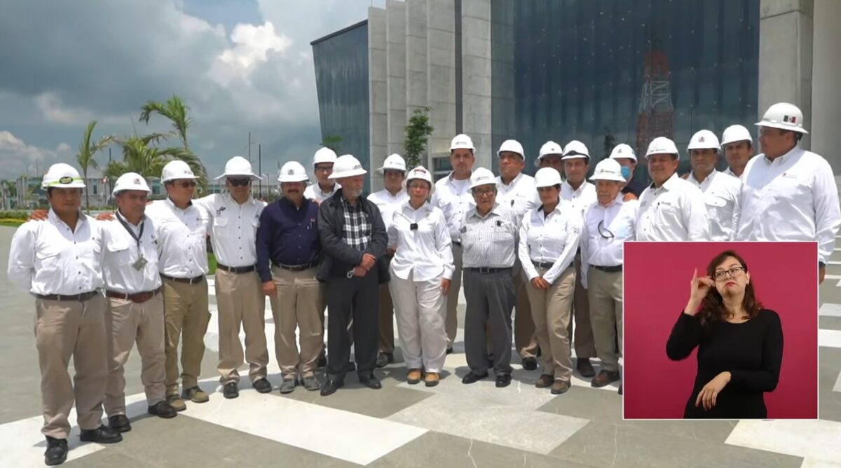 Grupo de ingenieros que ayudó a detallar la magna obra en Dos Bocas, Tabasco.