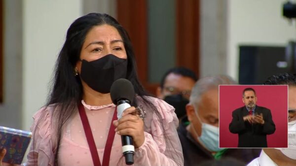 Mandan becada a España a reportera anti AMLO tras pleito en la mañanera