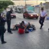 Presuntos robamotos chocan contra taxi en Cancún y son atrapados