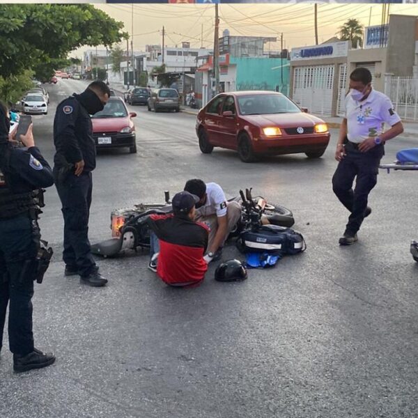 Presuntos robamotos chocan contra taxi en Cancún y son atrapados