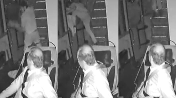 Muere hombre al lanzarse de un autobús en movimiento (VIDEO).