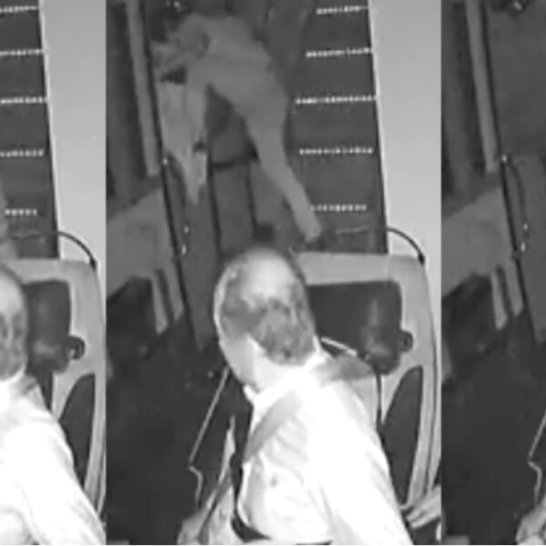 Muere hombre al lanzarse de un autobús en movimiento (VIDEO).