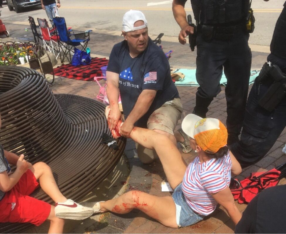 Cientos de asistentes al desfile, algunos visiblemente ensangrentados, huyeron del desfile, dejando atrás sus pertenencias.