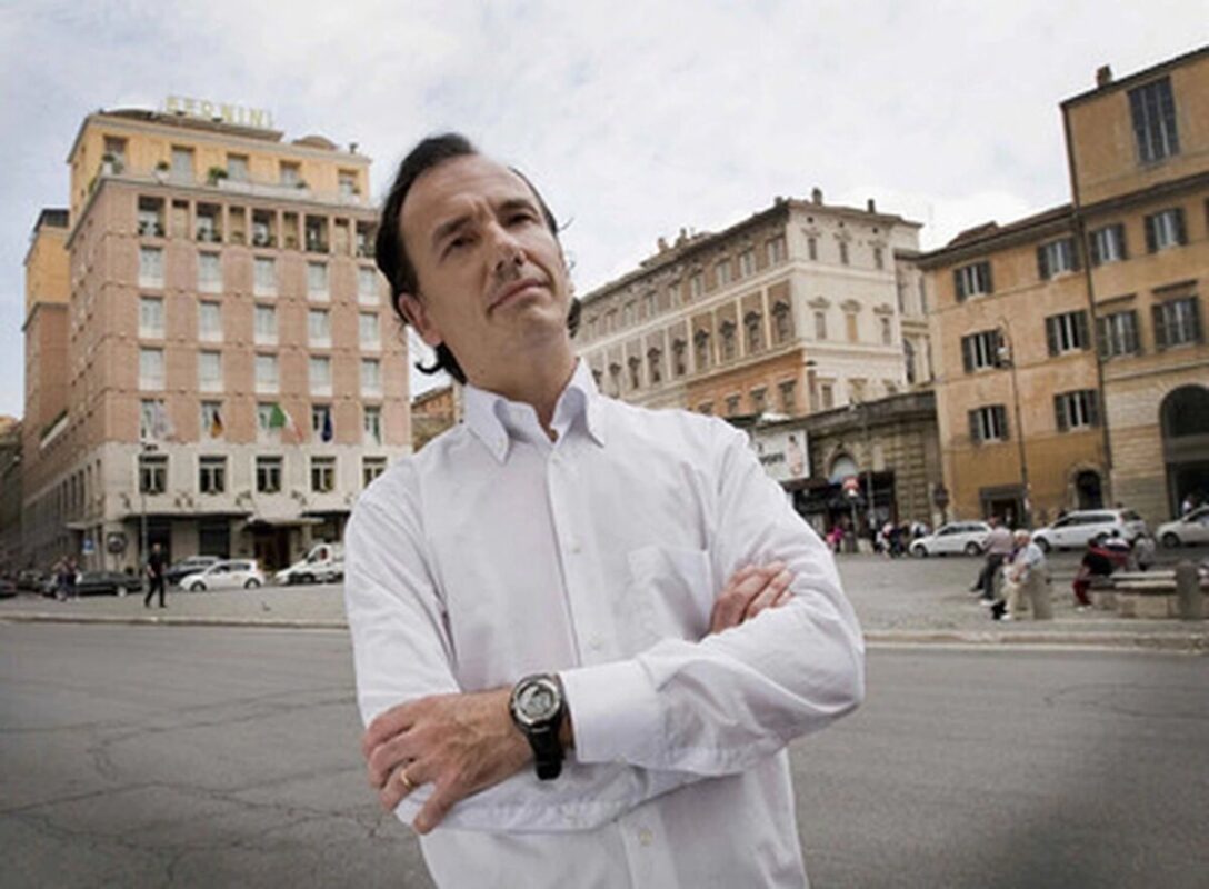 Tommasso Debenedetti, periodista italiano con la misma fama que Carlos Loret de Mola, creando falsas noticias y montajes.