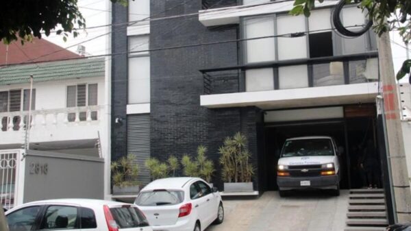 Encuentran sin vida a transexual en edifico de departamentos