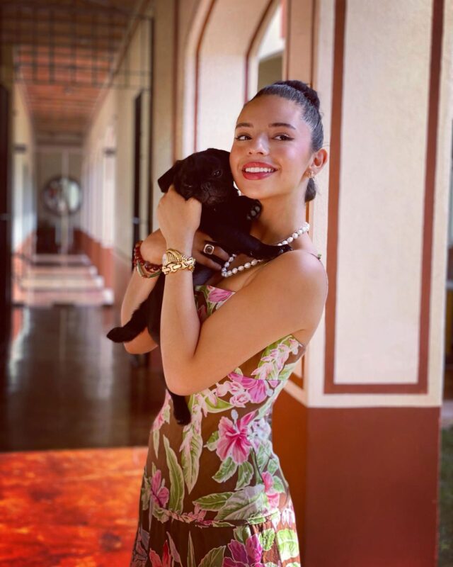 VIDEO: Perrito de Ángela Aguilar se mete al escenario y se roba el show