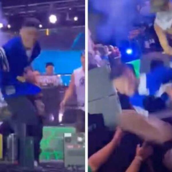 VIDEO: Santa Fe Klan se cae al intentar que lo carguen en concierto