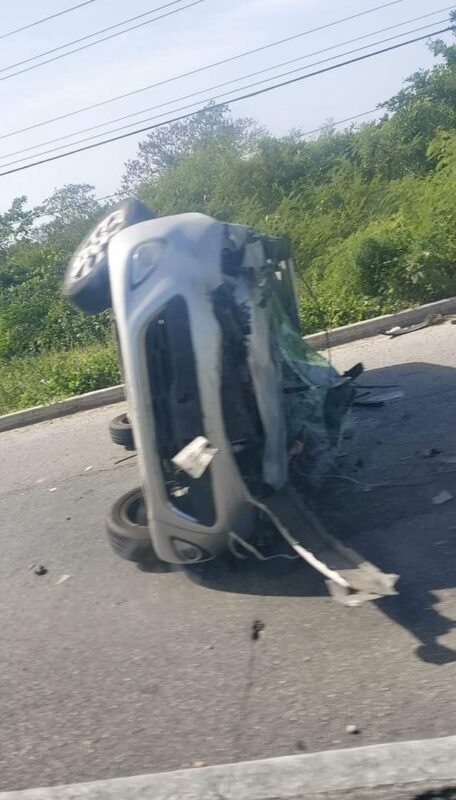 Turista sufre aparatosa volcadura en Playa del Carmen; aparentemente el accidente fue provocado por el exceso de velocidad rumbo a Cancún.