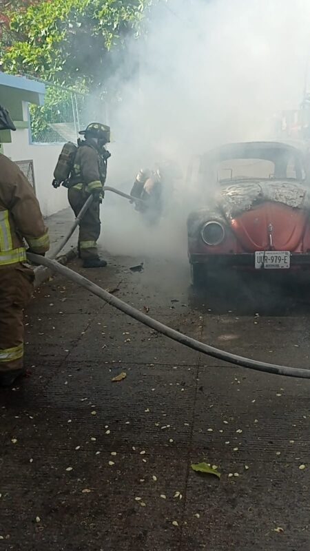 Se quema vocho en la Supermanzana 96 de Cancún; al parecer las llamas fueron provocadas por un cortocircuito.