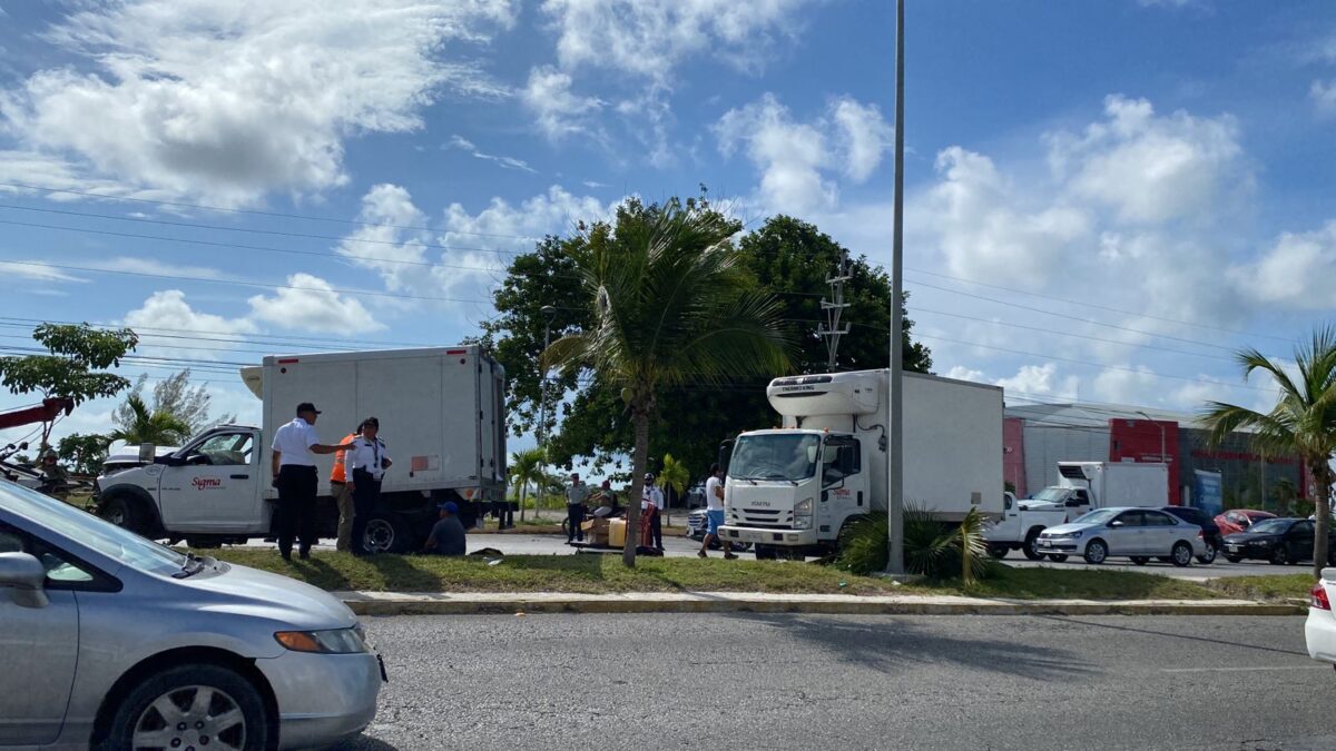 Choca patrulla de la Guardia nacional en el Bulevar Colosio de Cancún (VIDEO); dos personas resultaron lesionadas, quienes fueron llevadas a un hospital.