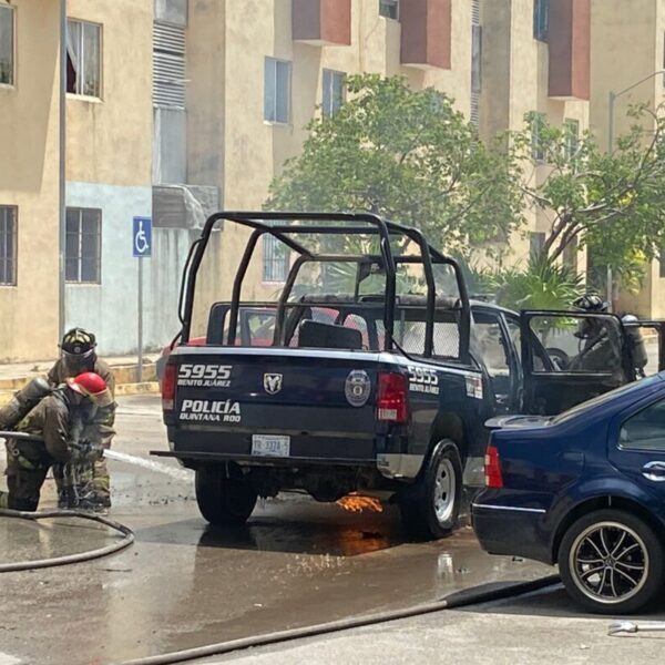 Se quema una patrulla de la Policía Quintana Roo en Paseos del Mar.