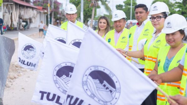 Marciano Dzul da banderazo a transformación de la avenida Tulum.