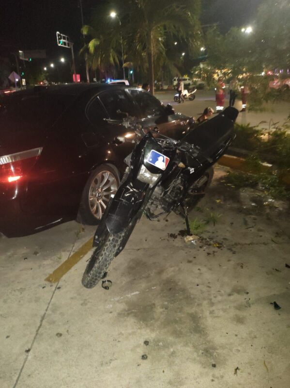 Joven pierde la vida al chocar su moto en las avenidas Xcaret y Tankah; tras colisionar, la unidad se impacta contra una guarnición y un auto.