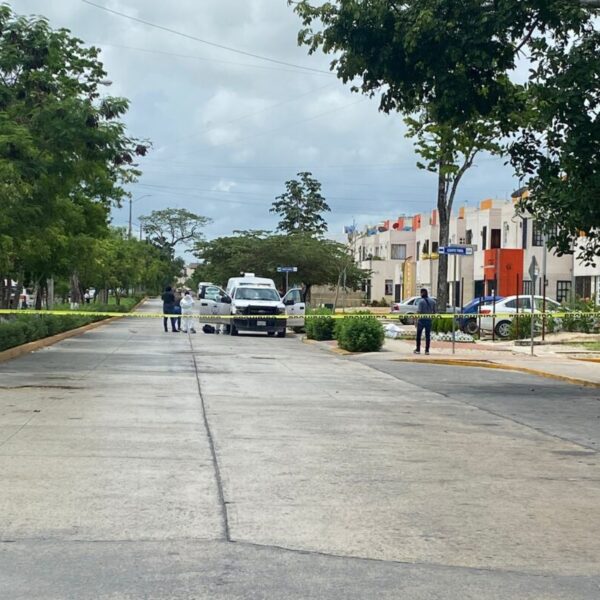 Ejecutan a uno y dejan malherido a otro en Paraíso Maya de Cancún.
