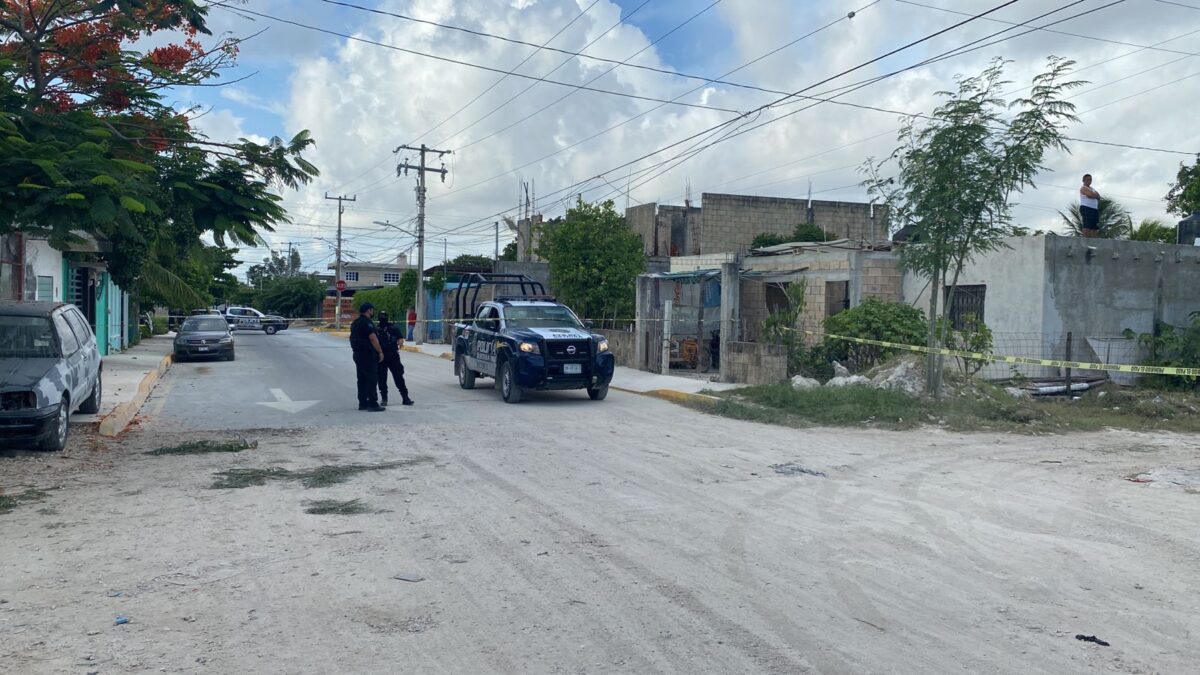 Hallan dos embolsados en al colonia Sac-Beh de Cancún (VIDEO); se trata de dos hombres jóvenes a quienes les desfiguraron el rostro.